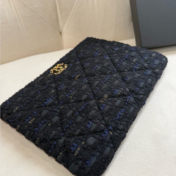 Chanel 19 Tweed O-case Clutch - Picture 4 of 11